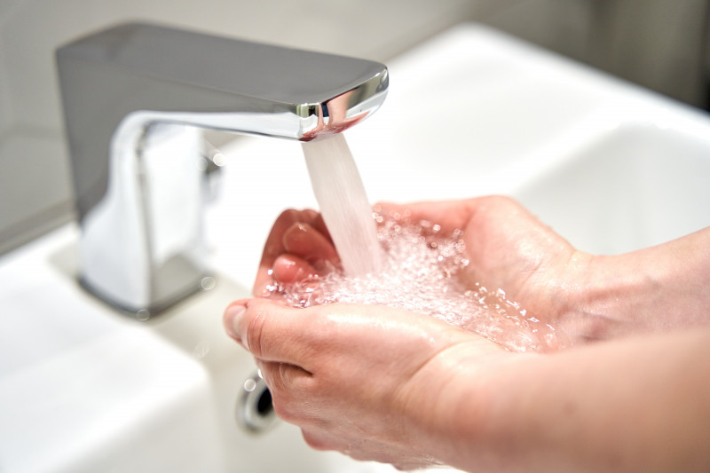 Deante Hiacynt bateria umywalkowa elektroniczna bezdotykowa zasilana z sieci 230/6V chrom połysk BQH028V